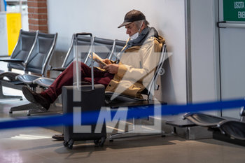 2020-03-20 - Persone in attesa del volo - EMERGENZA COVID-19 AEROPORTO  - NEWS - HEALTH
