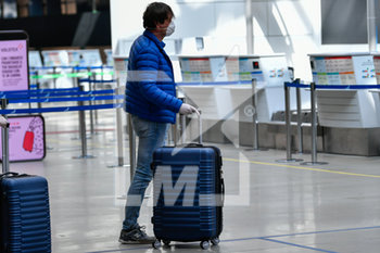 2020-03-20 - Passeggeri in attesa del check in - EMERGENZA COVID-19 AEROPORTO  - NEWS - HEALTH