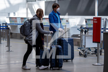 2020-03-20 - passeggeri in attesa del check in - EMERGENZA COVID-19 AEROPORTO  - NEWS - HEALTH
