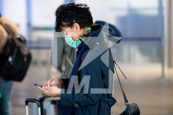 2020-03-20 - Passeggeri in attesa al check in - EMERGENZA COVID-19 AEROPORTO  - NEWS - HEALTH