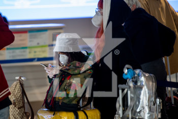 2020-03-20 - passeggeri in attesa del check in - EMERGENZA COVID-19 AEROPORTO  - NEWS - HEALTH