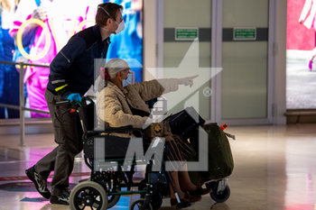 2020-03-20 - passeggeri all'arrivo assistiti dal personale aeroportuale - EMERGENZA COVID-19 AEROPORTO  - NEWS - HEALTH
