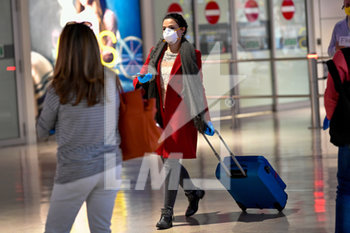 2020-03-20 - passeggeri all'arrivo. - EMERGENZA COVID-19 AEROPORTO  - NEWS - HEALTH