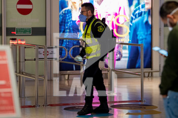 2020-03-20 - Personale dell'aeroporto agli arrivi - EMERGENZA COVID-19 AEROPORTO  - NEWS - HEALTH
