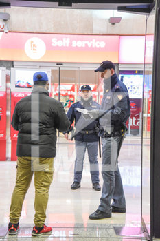 2020-03-23 - Controlli Polizia in Stazione Deserta - Stazione Deserta - EMERGENZA COVID-19 PADOVA - NEWS - HEALTH