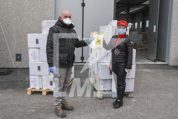 2020-03-25 - Veggiano (PD) - Comunità Cinese Veneto dona Tute Bianche ad Azienda Zero presso Magazzino Plurima - EMERGENZA CORONAVIRUS - NEWS - HEALTH