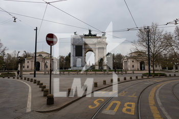 2020-03-25 - Arco della Pace a Milano dopo le ordinanze anti Covid-19 - EMERGENZA COVID-19 - NEWS - HEALTH