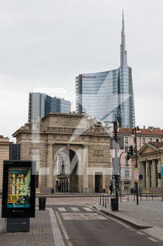 2020-03-25 - Torre Unicredit e Piazza XXV Aprile viste da Corso Garibaldi a Milano dopo le ordinanze anti Covid-19 - EMERGENZA COVID-19 - NEWS - HEALTH