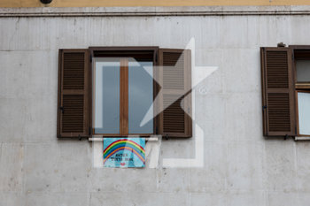2020-03-25 - Striscione Andra tutto bene esposto su un balcone a Milano dopo le ordinanze anti Covid-19 - EMERGENZA COVID-19 - NEWS - HEALTH