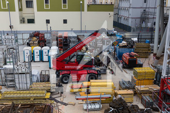 2020-03-25 - Cantieri bloccati e lavori di costruzione fermi in PIazza Gae Aulenti deserta a Milano dopo le ordinanze anti Covid-19 - EMERGENZA COVID-19 - NEWS - HEALTH