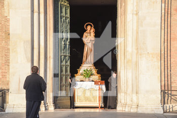 2020-03-31 - Benedizione con la reliquia dell'osso dito di Sant'Antonio fuori dalla Basilica di Padova durante le restrizioni del Coronavirus - CORONAVIRUS - BENEDIZIONE DELL'OSSO DITO DI SANT'ANTONIO - NEWS - RELIGION