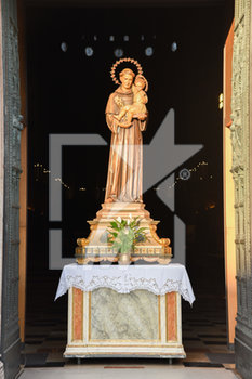 2020-03-31 - Benedizione con la reliquia dell'osso dito di Sant'Antonio fuori dalla Basilica di Padova durante le restrizioni del Coronavirus - CORONAVIRUS - BENEDIZIONE DELL'OSSO DITO DI SANT'ANTONIO - NEWS - RELIGION