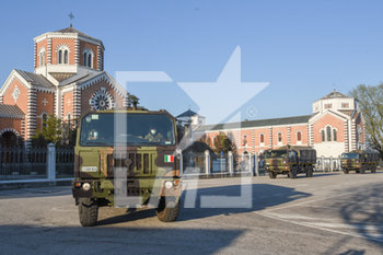 2020-04-01 - Esercito Porta Bare da Bergamo al Cimitero Maggiore di Padova - CORONAVIRUS- ARRIVO A PADOVA DELLE BARE DA BERGAMO - NEWS - HEALTH
