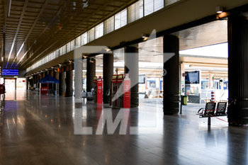 2020-04-05 - L'interno della Stazione ferroviaria Santa Lucia di Venezia deserta e con gli esercizi chiusi durante la Domenica delle Palme - EMERGENZA CORONAVIRUS E COVID-19 - NEWS - HEALTH