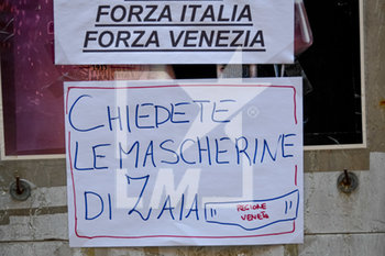 2020-04-05 - Esercizio espone cartello di disponibilità delle mascherine di Luca Zaia, Presidente della Regione Veneto - EMERGENZA CORONAVIRUS E COVID-19 - NEWS - HEALTH