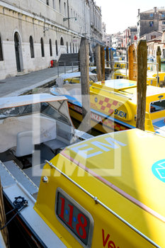 2020-04-05 - Idro ambulanze del SUEM ormeggiate all'Ospedale Civile di Venezia SS. Giovanni e Paolo - EMERGENZA CORONAVIRUS E COVID-19 - NEWS - HEALTH