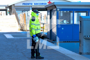 2020-04-05 - Infermiere del SUEM dell'Ospedale Civile di Venezia SS. Giovanni e Paolo all'imbarco delle idro ambulanze - EMERGENZA CORONAVIRUS E COVID-19 - NEWS - HEALTH