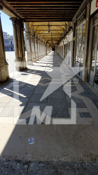 2020-04-05 - I portici deserti e gli esercizi chiusi sotto le Procuratie di Piazza San Marco durante la Domenica delle Palme - EMERGENZA CORONAVIRUS E COVID-19 - NEWS - HEALTH