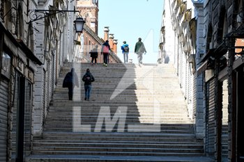 2020-04-05 - Persone a passeggio sul Ponte di Rialto a Venezia durante la Domenica delle Palme - EMERGENZA CORONAVIRUS E COVID-19 - NEWS - HEALTH