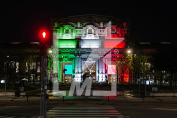 2020-04-08 - Stazione Centrale illuminata con i colori della bandiera italiana - EMERGENZA CORONAVIRUS - COVID 19 - NEWS - HEALTH