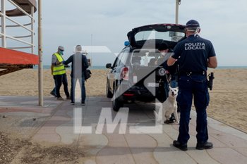 2020-04-13 - Controlli della Polizia Municipale all'accesso alla spiaggia di Piazza Mazzini, Jesolo Lido (VE) nel giorno di Pasquetta - EMERGENZA COVID-19 CORONAVIRUS - NEWS - HEALTH