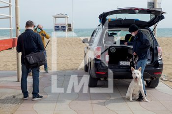 2020-04-13 - Controlli della Polizia Municipale all'accesso alla spiaggia di Piazza Mazzini, Jesolo Lido (VE) nel giorno di Pasquetta - EMERGENZA COVID-19 CORONAVIRUS - NEWS - HEALTH