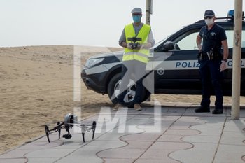 2020-04-13 - Controlli della Polizia Municipale all'accesso al mare di Piazza Mazzini, Jesolo Lido (VE) con il Drone per i controlli dall'alto alla spiaggia - EMERGENZA COVID-19 CORONAVIRUS - NEWS - HEALTH