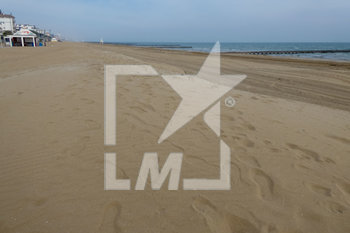 2020-04-13 - La spiaggia deserta di Jesolo Lido (VE) durante il giorno di Pasquetta - EMERGENZA COVID-19 CORONAVIRUS - NEWS - HEALTH