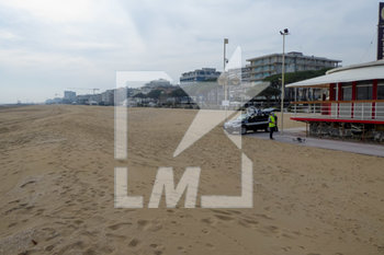 2020-04-13 - La pattuglia della Polizia Municipale con il drone all'ingresso alla spiaggia di Piazza Mazzini, Jesolo Lido (VE) durante il giorno di Pasquetta - EMERGENZA COVID-19 CORONAVIRUS - NEWS - HEALTH
