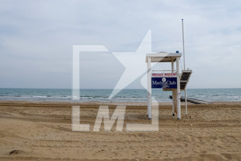 2020-04-13 - La spiaggia deserta di Jesolo Lido (VE) durante il giorno di Pasquetta - EMERGENZA COVID-19 CORONAVIRUS - NEWS - HEALTH