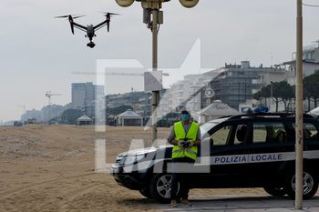 2020-04-13 - Il drone della Polizia Locale per i controlli dall'alto alla spiaggia di Jesolo Lido (VE) durante il giorno di Pasquetta - EMERGENZA COVID-19 CORONAVIRUS - NEWS - HEALTH