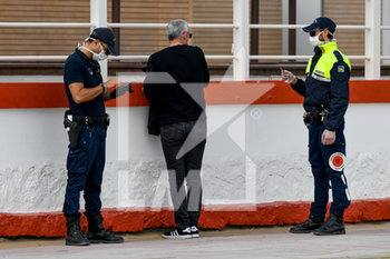 2020-04-13 - Posto di blocco della Polizia Locale di Jesolo Lido (VE) all'accesso alla spiaggia di Piazza Mazzini - EMERGENZA COVID-19 CORONAVIRUS - NEWS - HEALTH