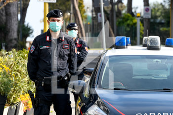 2020-04-13 - Posto di blocco dei Carabinieri all'accesso alla spiaggia di Piazza Mazzini a Jesolo Lido (VE) per il contenimento dell'emergenza durante il giorno di Pasquetta - EMERGENZA COVID-19 CORONAVIRUS - NEWS - HEALTH