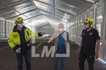 2020-04-23 - Construction of the Field Hospital at Monselice donated from Qatar to Italy - On the left Giampaolo Bottacin (Regional Responsible of the Civil Protection) describe the Intensive Care zone - CONSTRUCTION OF THE QATAR FIELD HOSPITAL AT MONSELICE - NEWS - HEALTH