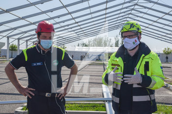 2020-04-23 - Construction of the Field Hospital at Monselice donated from Qatar to Italy - On the right Bottacin (Regional Responsible of the Civil Protection) with a technician - CONSTRUCTION OF THE QATAR FIELD HOSPITAL AT MONSELICE - NEWS - HEALTH