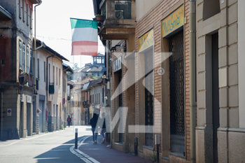 2020-05-08 - Bandiera Italiana esposta nelle vie del centro del Comune di Varese - FINE DEL LOCKDOWN PER CORONAVIRUS A VARESE - NEWS - HEALTH