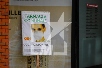 2020-05-08 - Cartello di disponibilità delle mascherina di fronte ad una farmacia - FINE DEL LOCKDOWN PER CORONAVIRUS A VARESE - NEWS - HEALTH