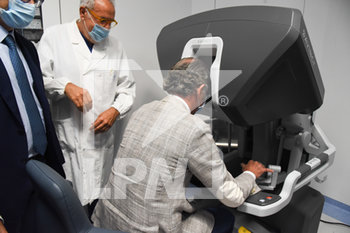 2020-07-30 - Zaia sulla console chirurgica del da Vinci Xi - INAUGURAZIONE DEL ROBOT CHIRURGICO DA VINCI XI CON LUCA ZAIA - NEWS - HEALTH