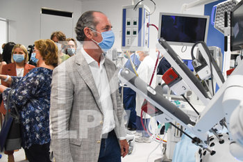 2020-07-30 - Zaia osserva il robot chirurgico - INAUGURAZIONE DEL ROBOT CHIRURGICO DA VINCI XI CON LUCA ZAIA - NEWS - HEALTH