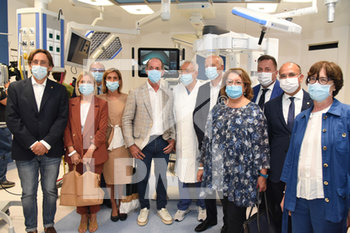 2020-07-30 - Zaia per la foto di gruppo con assessori e medici - INAUGURAZIONE DEL ROBOT CHIRURGICO DA VINCI XI CON LUCA ZAIA - NEWS - HEALTH