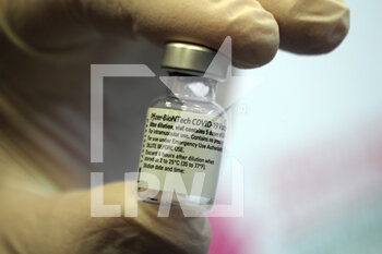 2020-12-27 - 271220 - Primo giorno Vax -Day V-Day Vaccination Day vaccinazioni contro Covid 19 coronavirus - vaccino a infermieri medici e personale sanitario - - foto Michele Nucci - PRIMI SOGGETTI VACCINATI CONTRO COVID-19 PER INFERMIERI E ANZIANI A BOLOGNA - NEWS - HEALTH