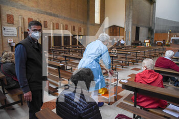 2021-04-24 - Il Parroco don Paolo Rizzato durante le vaccinazioni - VACCINAZIONI NELLA CHIESA DI SAN PAOLO - NEWS - HEALTH