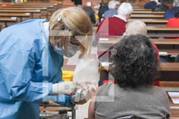 2021-04-24 - La Dott.ssa Daniela Toderini durante le vaccinazioni Vaccinazioni nella Chiesa di San Paolo - Vaccinations in the Church of San Paolo - VACCINAZIONI NELLA CHIESA DI SAN PAOLO - NEWS - HEALTH