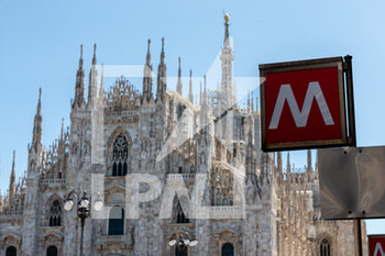 2020-05-25 - Duomo di Milano and a metro sign in the city center - LE FRECCE TRICOLORI SOPRA MILANO - REPORTAGE - EVENTS