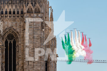 2020-05-25 - Frecce Tricolori flying over the Duomo di Milano in the city center - LE FRECCE TRICOLORI SOPRA MILANO - REPORTAGE - EVENTS