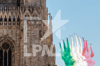 2020-05-25 - Frecce Tricolori flying over the Duomo di Milano in the city center - LE FRECCE TRICOLORI SOPRA MILANO - REPORTAGE - EVENTS