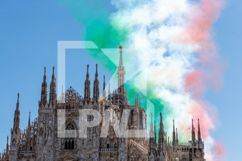 2020-05-25 - Colorful trails of Frecce Tricolori flying over the Duomo di Milano in the city center - LE FRECCE TRICOLORI SOPRA MILANO - REPORTAGE - EVENTS