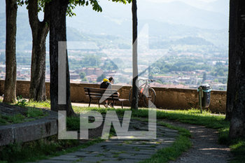2020-05-25 - Persone a passeggio con la mascherina sulle Mura Venete di Bergamo - LA FASE 2 DELLA CITTà DI BERGAMO - NEWS - PLACES