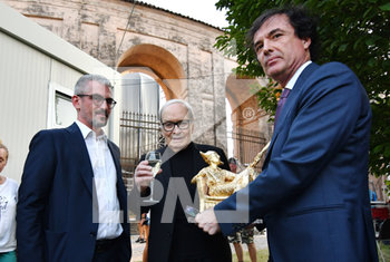 2019-06-28 - Ennio Morricone riceve il premio Arlecchino d'oro alla presenza del sindaco di Mantova Mattia Palazzi e del presidente della Fondazione Artioli Francesco Ghisi - ENNIO MORRICONE IN CONCERTO - REPORTAGE - CULTURE