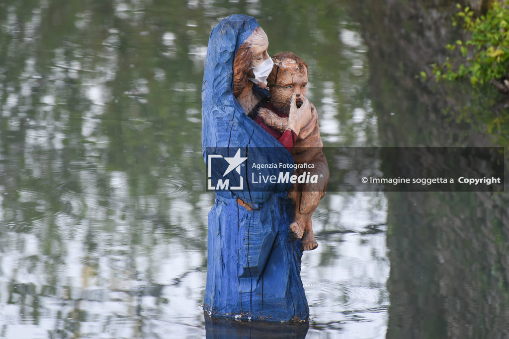 Madonna dell'Acqua Lurida con la mascherina - REPORTAGE - ART